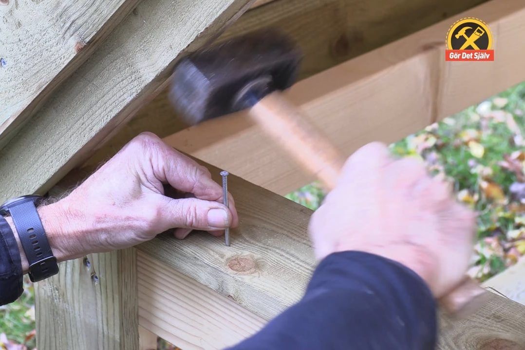 Slå i spik - där det är trångt