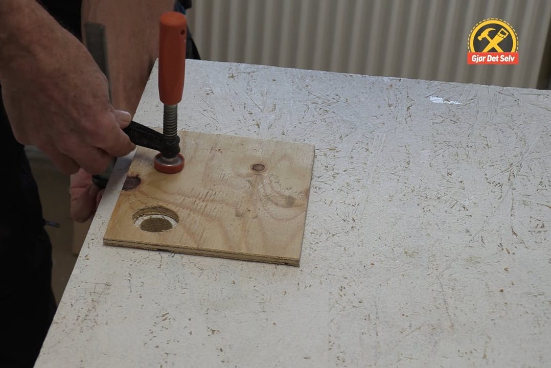 Styreplate til store hull