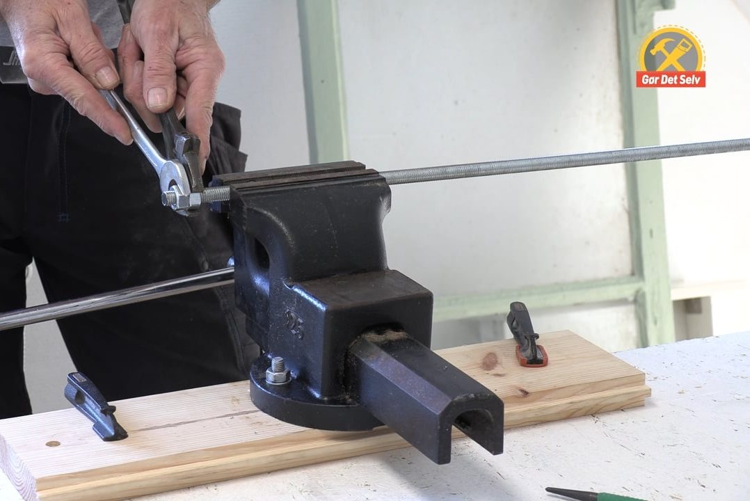 Bor hul i gevindstangen