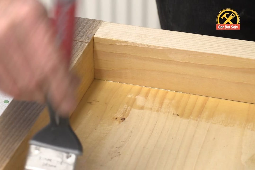 Mæt støbeformen med olie