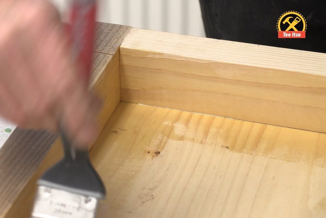 Voitele valumuotti öljyllä