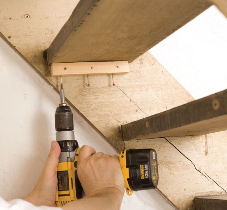 Öppen trappa knarrar