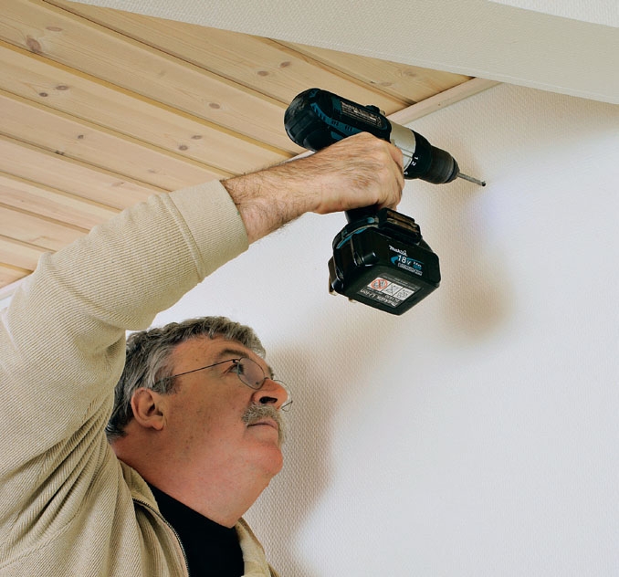 Ventilator badeværelse: Bor hul i væggen med et søgebor