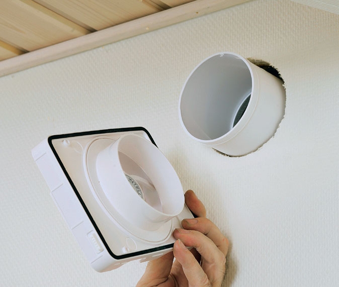 Ventilator badeværelse: Fór hullet med et langt rør