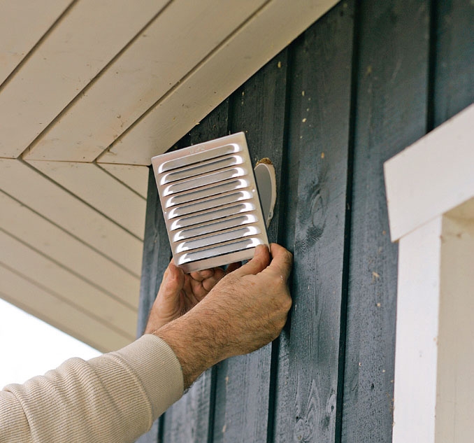 Ventilator badeværelse: Monter en rist over hullet udvendigt