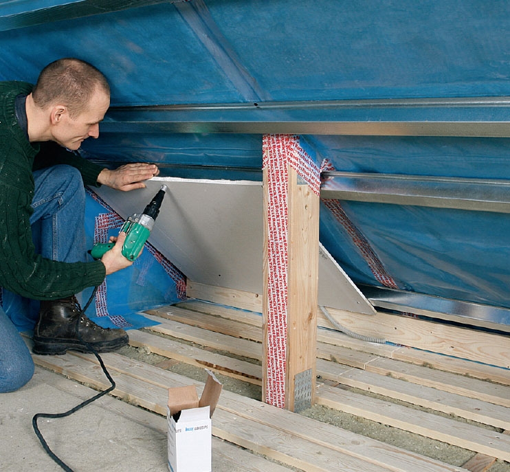 Käyttöullakko: Ruuvaa muutama teräsprofiili myös ullakon sivutilaan, viistokaton alaosaan