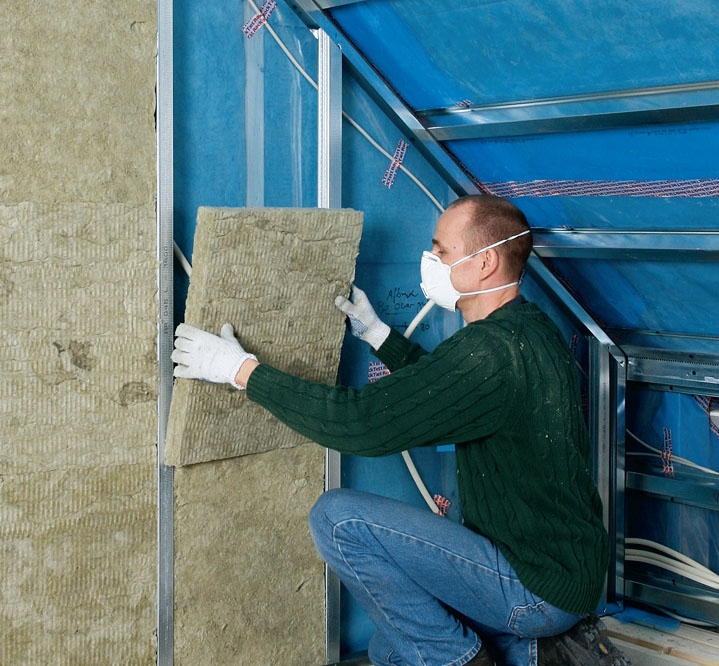 Käyttöullakko: Viimeinen eristekerros kiinnitetään