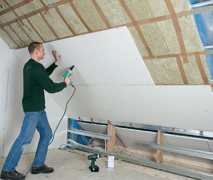 Käyttöullakko: Kiinnitä päätyseinän jälkeen kipsilevyt viistokaton profiileihin