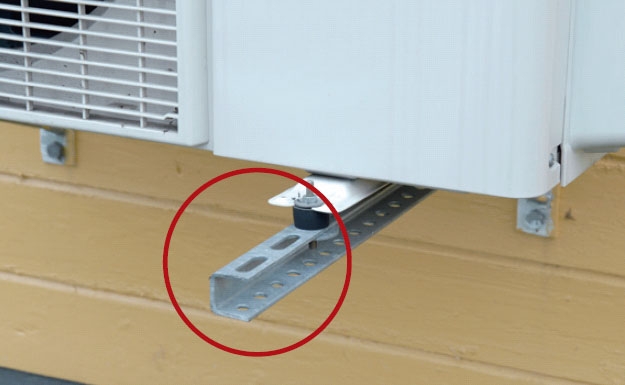 Lämpöpumpun suoja: Yksikkö on kiinnitetty pitkin kannattimin. Niitä voi hyödyntää myös suojuksen kiinnityksessä.