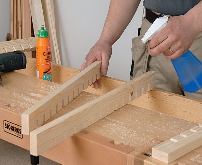 Lämpöpumpun suoja: Kun kaikki kulmalistat (A) ovat valmiita, liimaa etukulmien listat yhteen (kaksi listaa molempiin kulmiin).