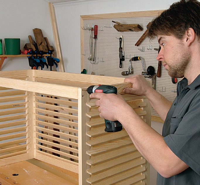 Lämpöpumpun suoja: Kiinnitä poikkilista (D) ruuveilla takimmaiseen kulmalistaan (A), kun olet koonnut päätysivut etusivun tapaan.