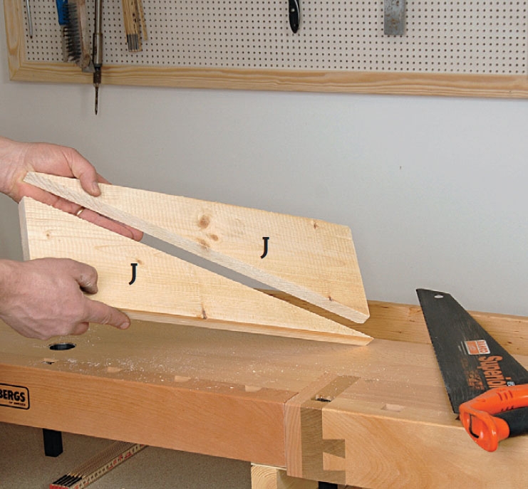 Lämpöpumpun suoja: Sahaa kiilat (J) höylätystä laudasta.