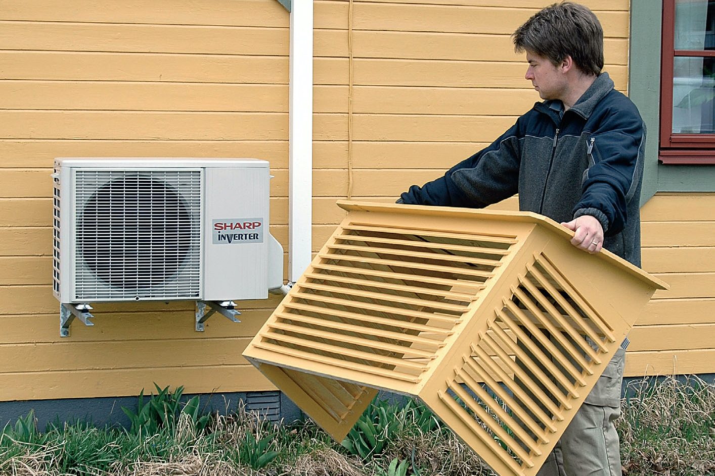 Ilmalämpöpumpun suojakotelon rakentaminen