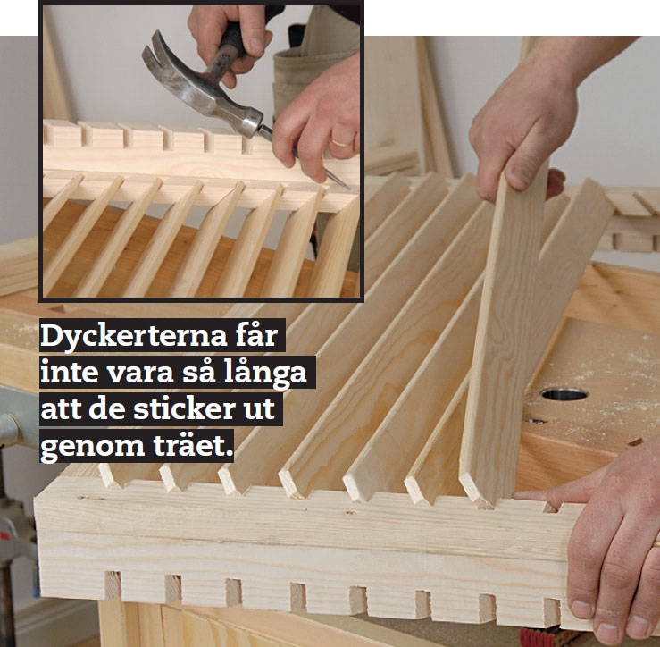 Fäst lamellerna i hörnlisterna på värmepumpsskydd