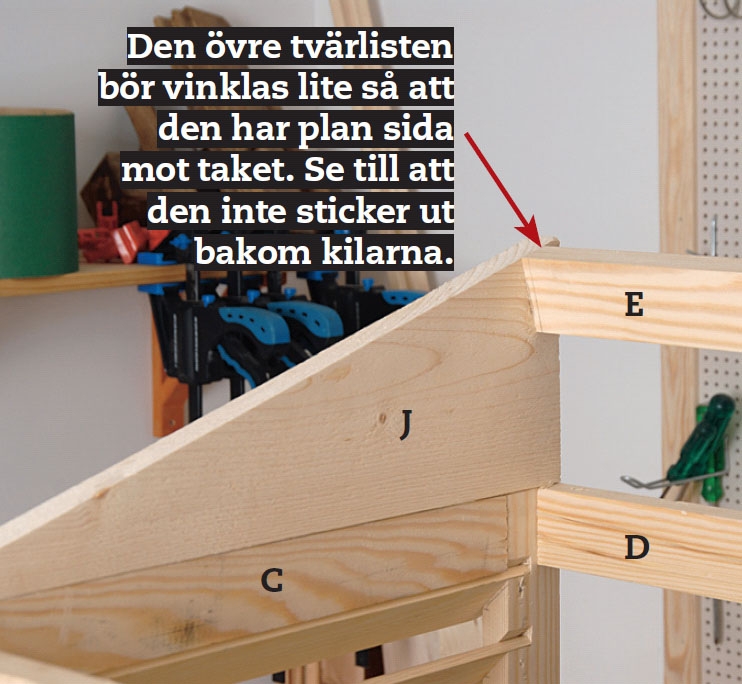 Montera tvärlisten till värmepumpsskydd mellan de två kilarna med lim och skruvar