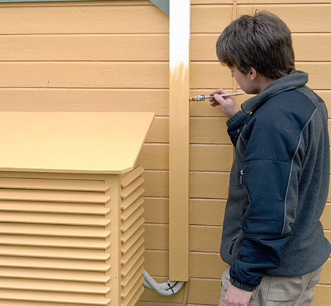 Måla också kabelkanalen till värmepumpsskydd