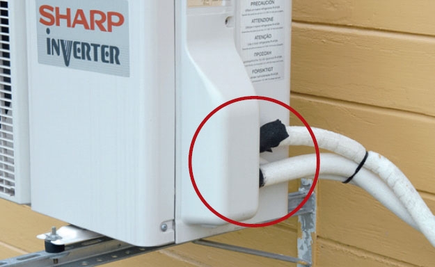 Rørtilkoblingen mellom pumpa og huset kan komme til å sitte i veien for varmepumpehus