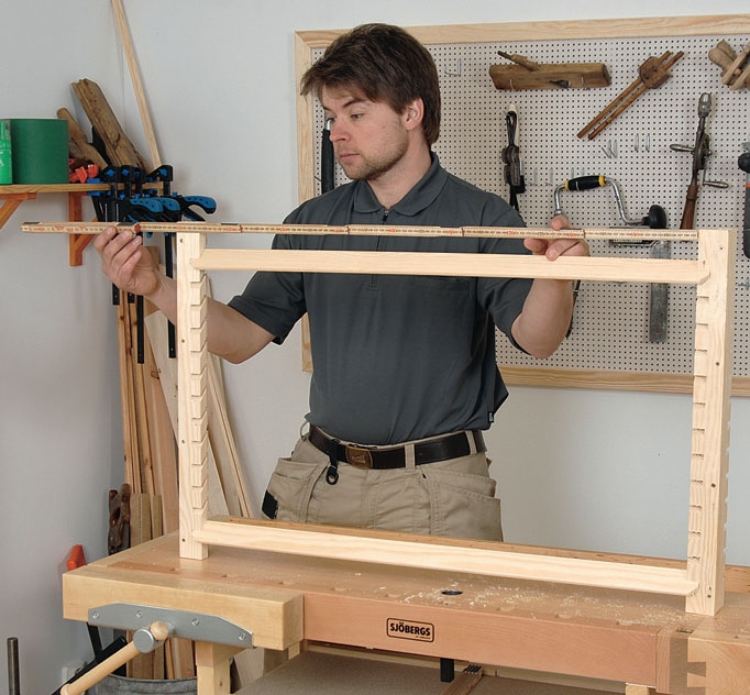 Mål ut de vannrette rammedelene til varmepumpehus ved å måle avstanden mellom hjørnelistene