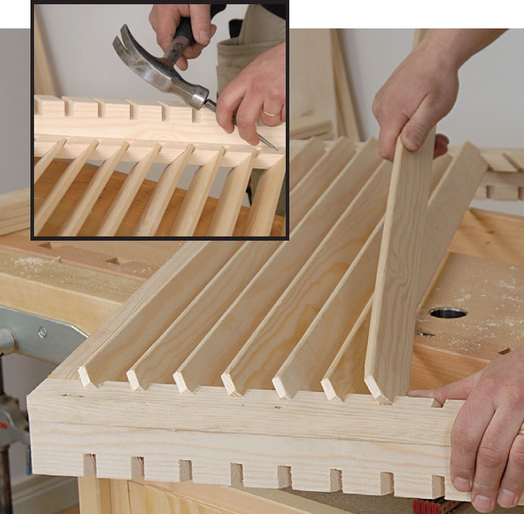 Sett fast listene i hjørnelistene på hus til varmepumpe