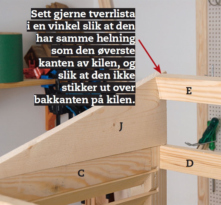 Plassér tverrlista mellom de to kilene bak på hus til varmepumpe