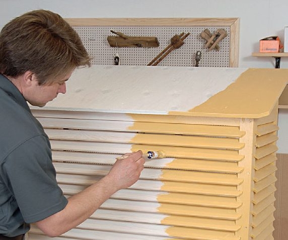 Varmepumpehus males med oljemaling