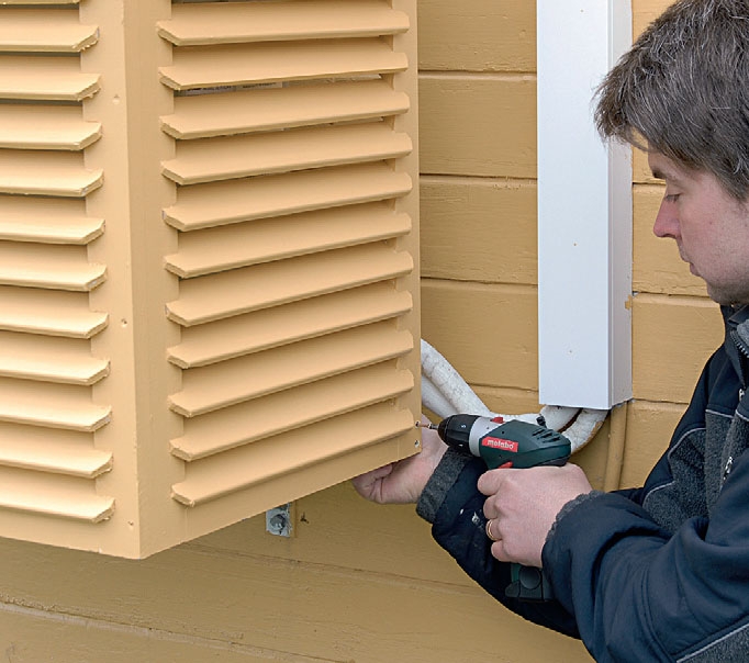 Varmepumpehus settes på plass slik at den dekker varmepumpa