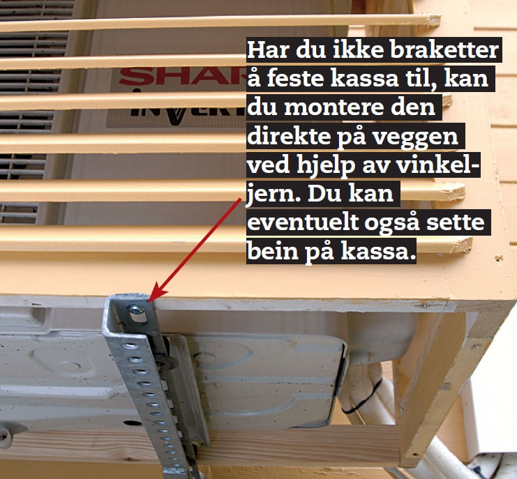 Varmepumpehus skrus fast til stålbrakettene med montasjeskruer