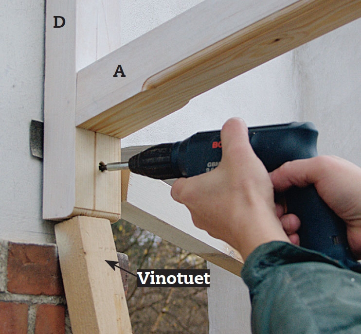 Lasikatto terassille: Koko rakenne painetaan paikoilleen.