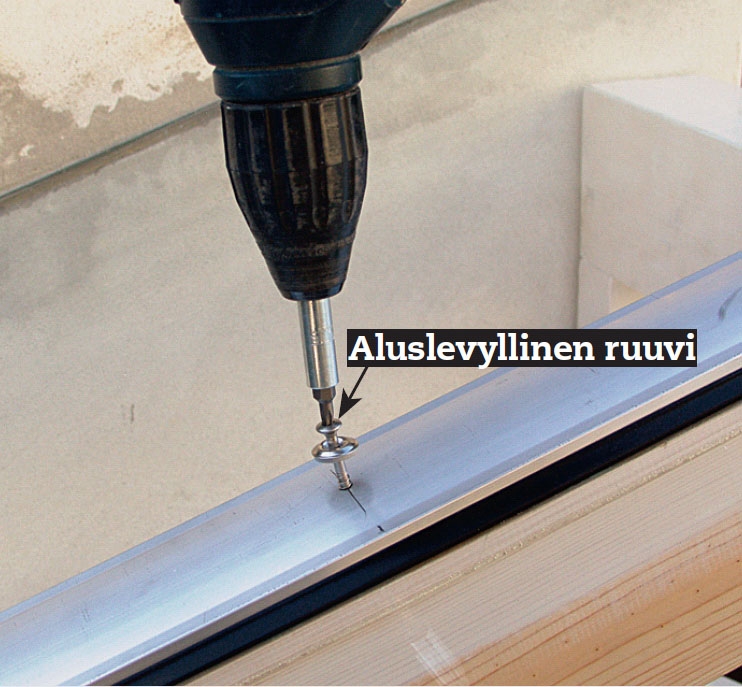 Lasikatto terassille: Profiilien ruuvit kiinnitetään tiukasti.