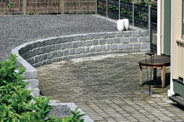 Mukulakiviseinämä pitää reunapenkereen paikallaan