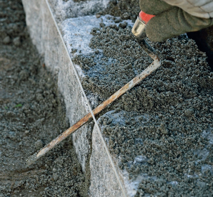 Mukulakivien saumaus: Saumat pyöristetään ylhäältä sau-mauslastalla