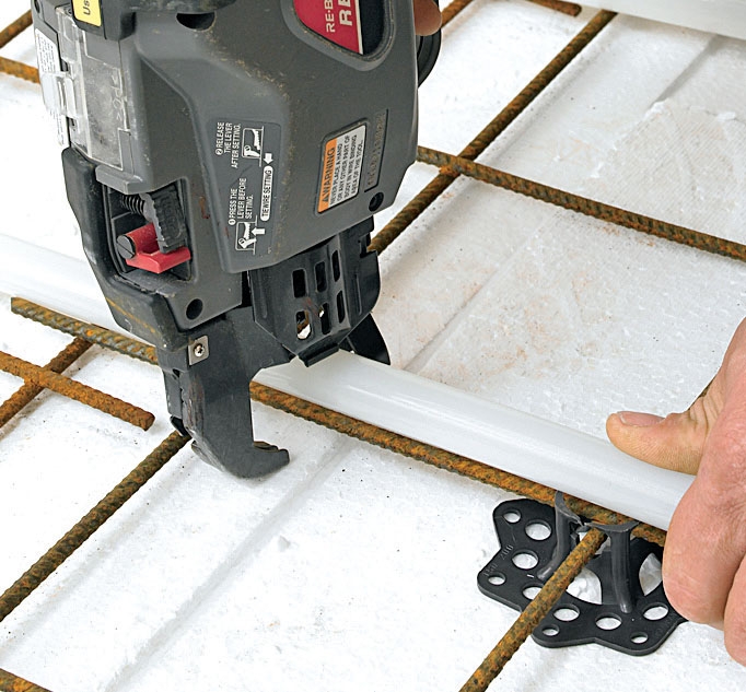 Vannbåren gulvvarme: En kabelbinder er rask og praktisk