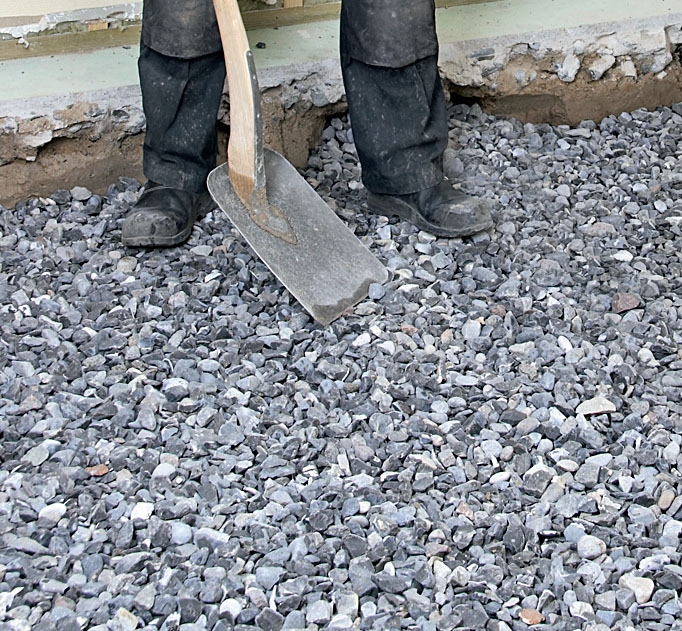 Gulvvarme beton: Nøddestenene skal planeres og stampes let med skovlen