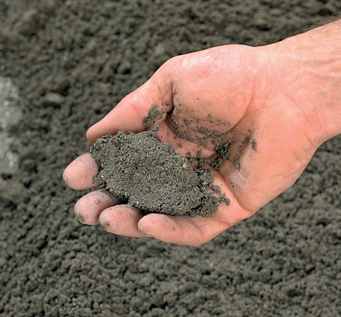 Støbning af gulv med gulvvarme: Betonen er blandet ad to omgange