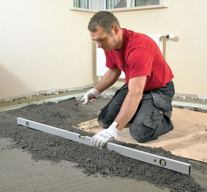 Støbning af gulv med gulvvarme: Lederen til at rette betonen af efter laver vi i selve