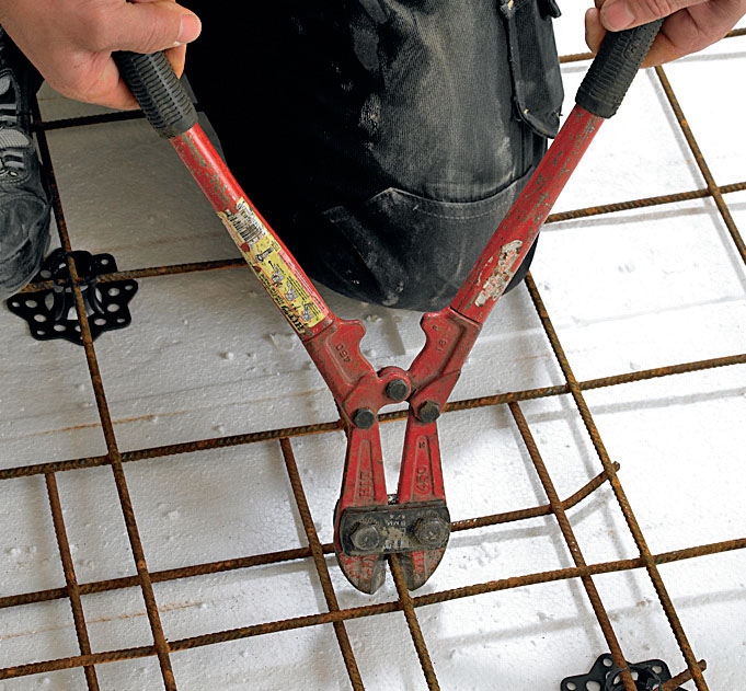 Gjuta in golvvärme i betong: Det 6 mm tjocka armeringsnätet klipps med bultsax eller skärs