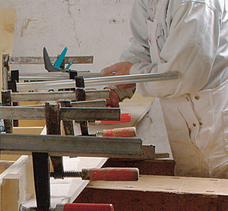 Glastag: De første to brædder spændes sammen.