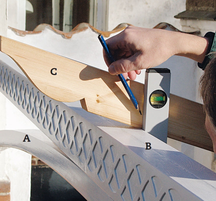 Glastag: Læg et vaterpas an mod bjælke (B) og spær (C), så det er i lod, og streg op på spæret.