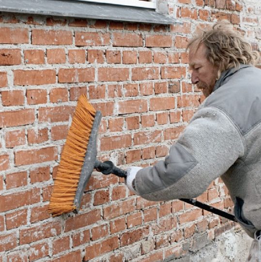 Tyndpuds: Muren børstes ren med en grov børste eller kost