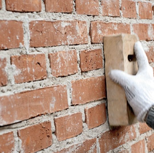 Tyndpuds: Fremspringende puds skrabes af med en sten