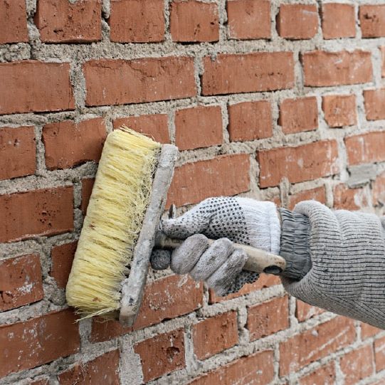 Tyndpuds: Murværket vandes godt med en kost