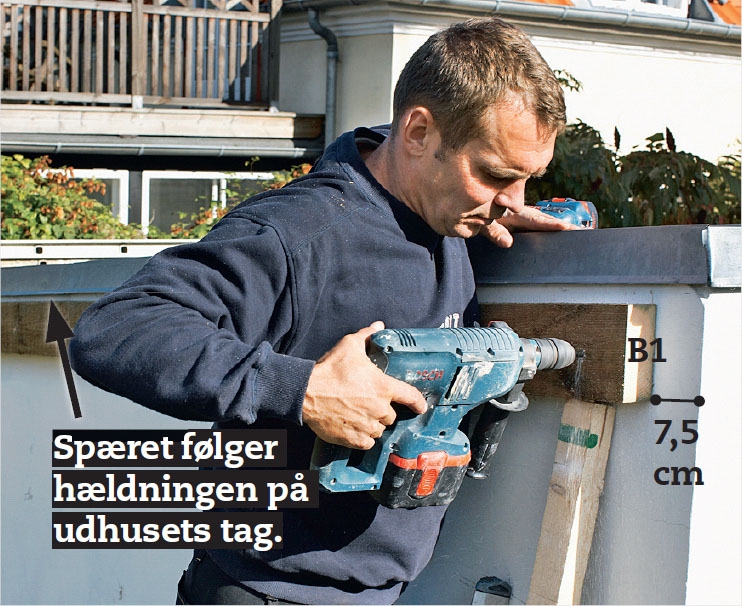 Halvtag byg selv: Det første spær skal monteres på gavlen