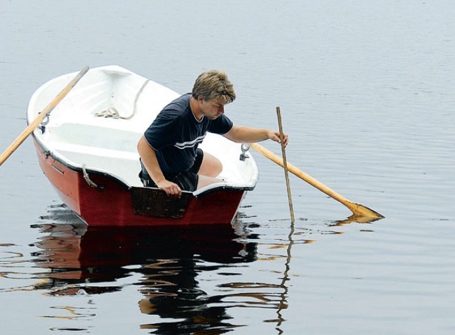 Sten kasserne sejles ud med en robåd