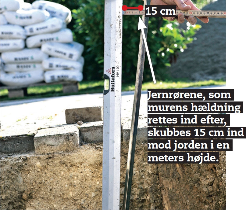 Brostensmur: Snoren sidder på to jernrør.