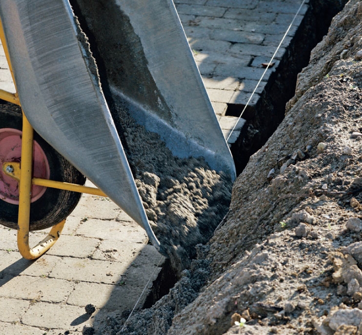 Havemur af brosten: Renden til fundamentet fyldes op med beton