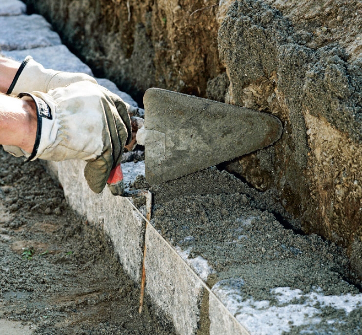 Fugning af brosten: Fyld mørtel i fugerne.