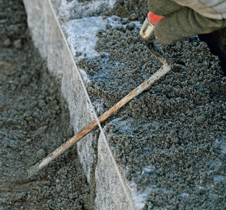 Fugning af brosten: Fugerne rundes foroven med en fugeske.