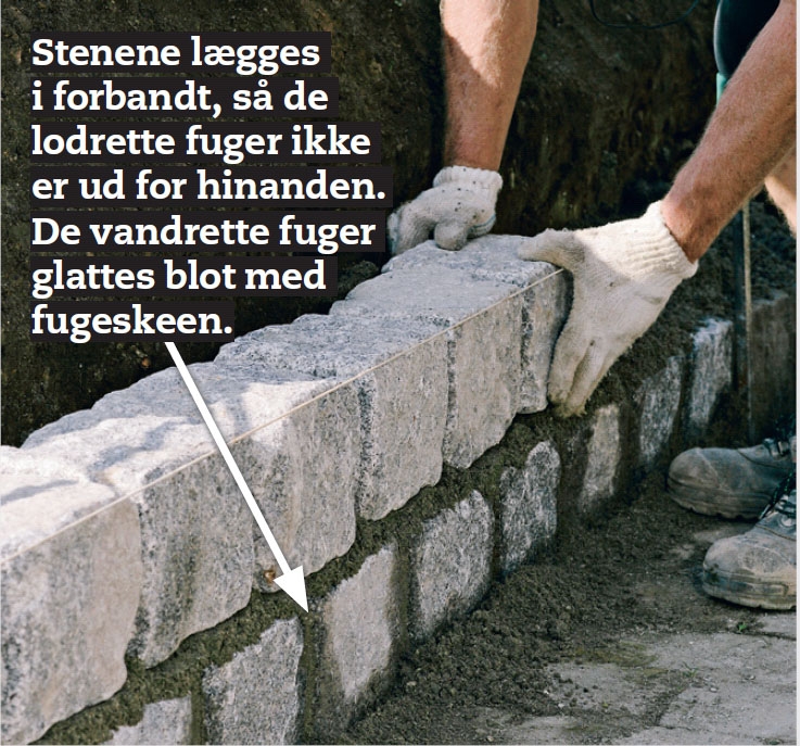 Brostensmur: De vandrette fuger glattes blot med fugeskeen.
