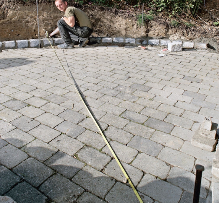 Lav selv en flot brostensmur til haven: Vi sikrer, at muren får den samme krumning