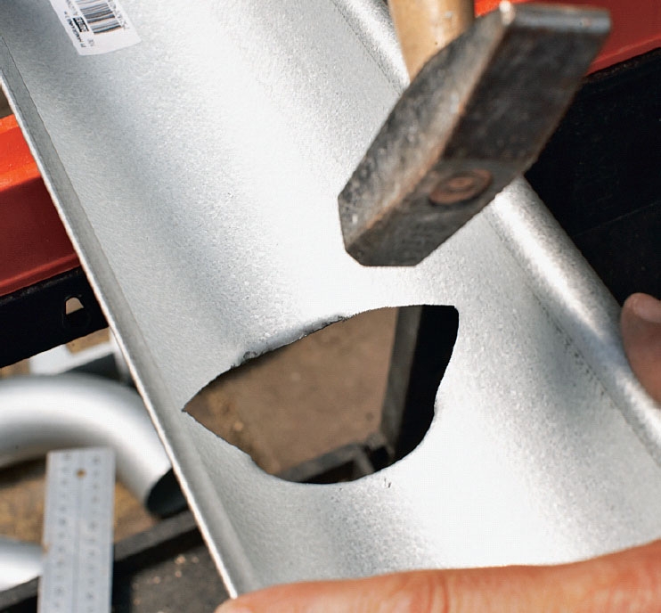 Katos polttopuille: Tee reikä syöksyputkelle